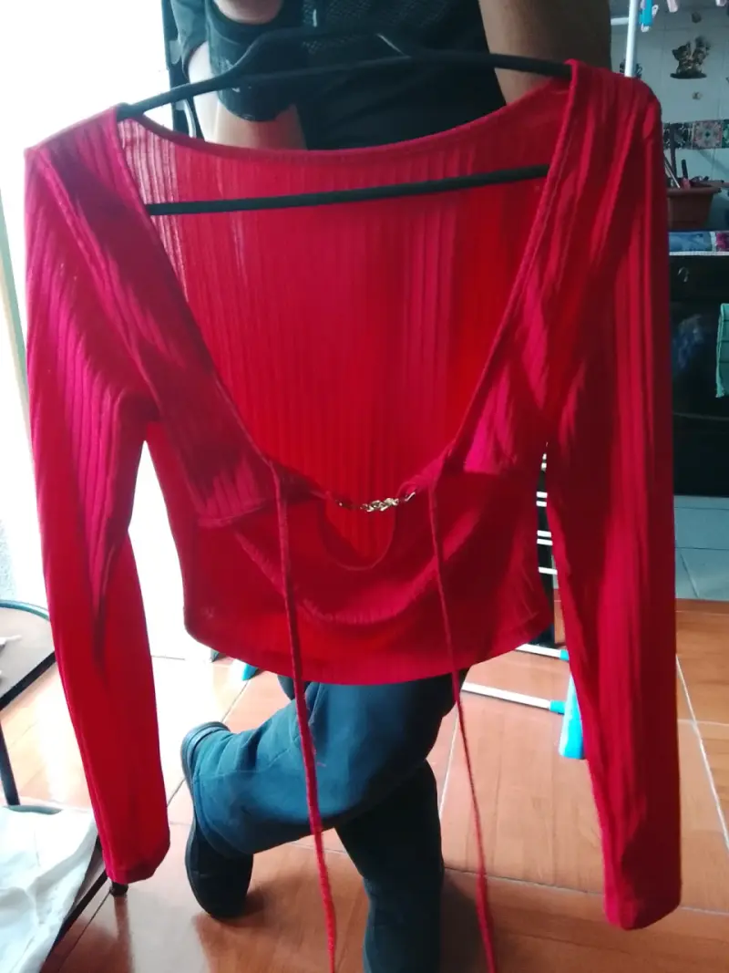Top rojo de manga larga con escote profundo
