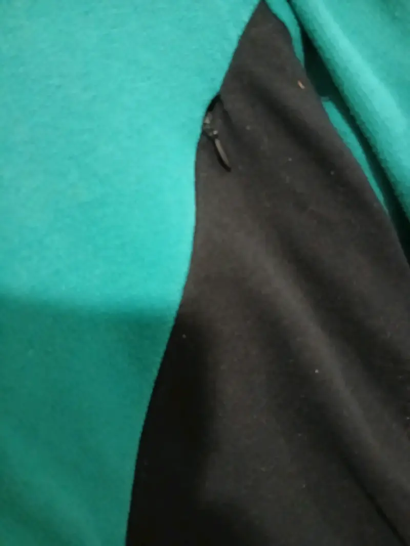 Polerón bicolor verde y negro con capucha - 2