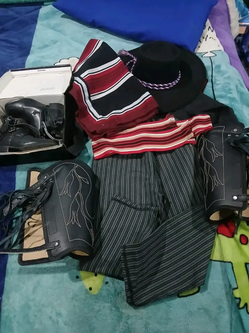 Traje de huaso chileno completo con accesorios