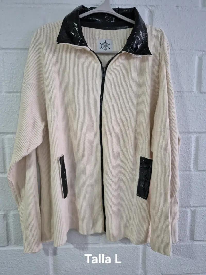 Chaqueta de punto beige con detalles negros