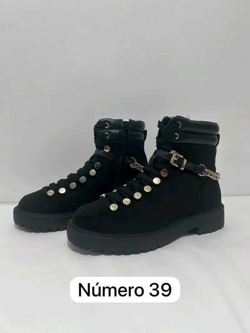 Botines negros con detalles metálicos talla 39