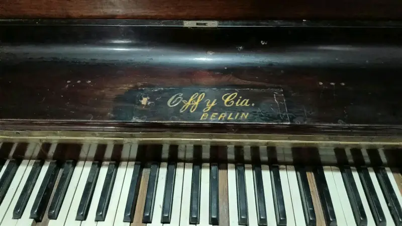 Vendo Piano vertical antiguo de madera - 3