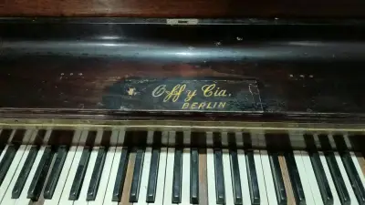 Vendo Piano vertical antiguo de madera - miniatura 3