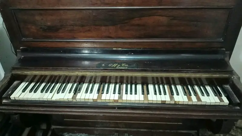Vendo Piano vertical antiguo de madera - 5