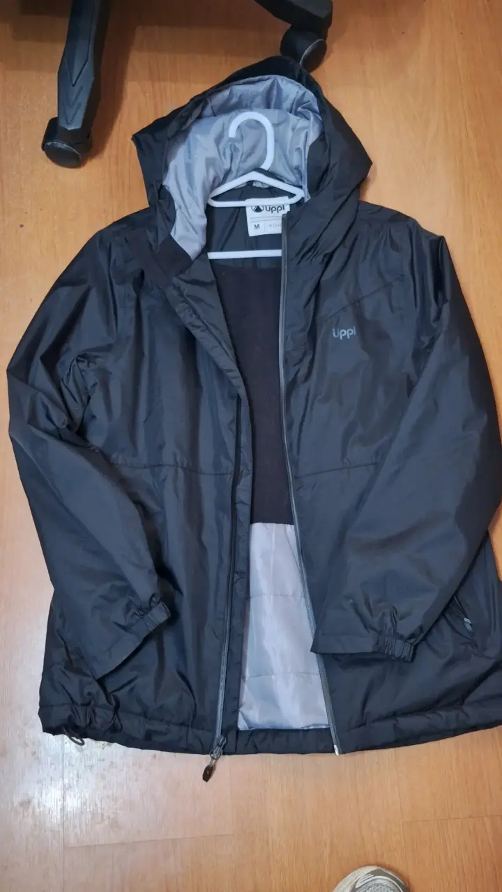 Chaqueta impermeable negra Lippi con capucha - 2