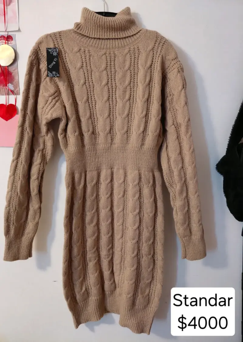 Vestido de punto beige con cuello alto - 1