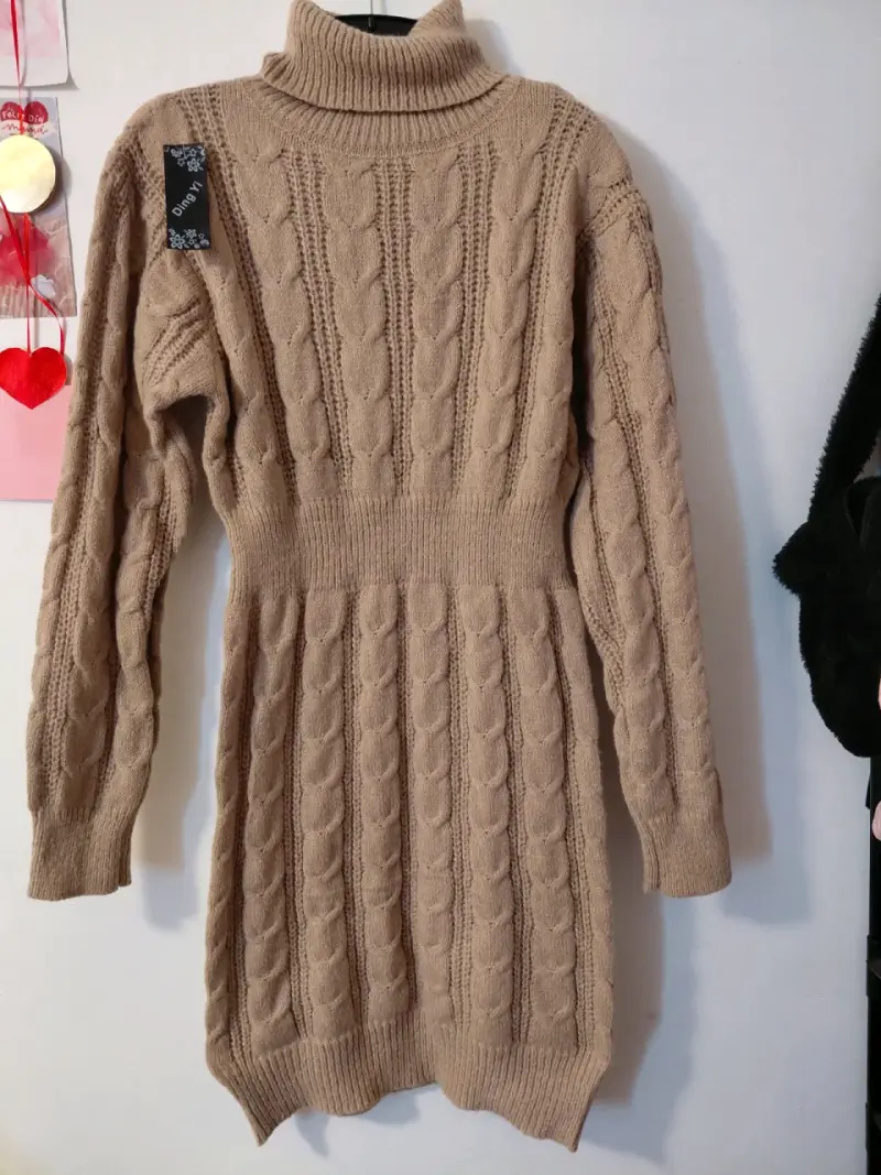 Vestido de punto beige con cuello alto - 2