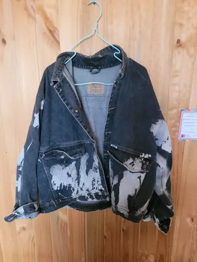Chaqueta de mezclilla negra con diseño desgastado - miniatura 1