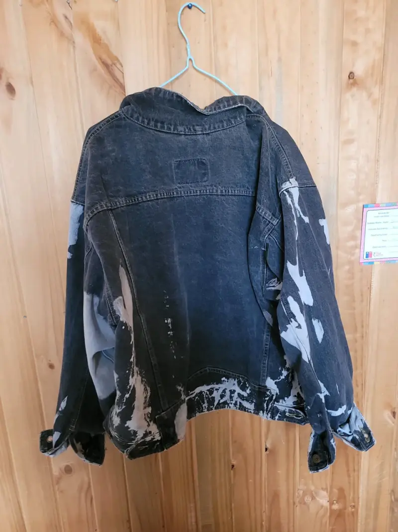 Chaqueta de mezclilla negra con diseño desgastado - 2