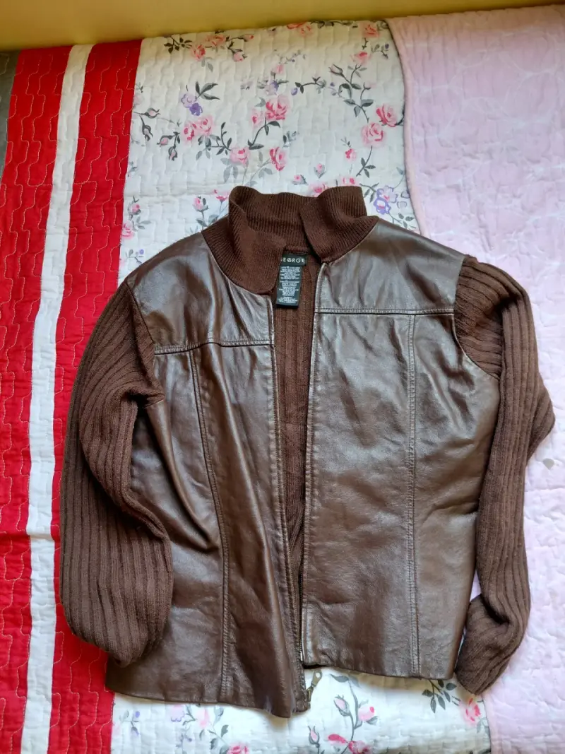 Chaqueta de cuero marrón con mangas de punto