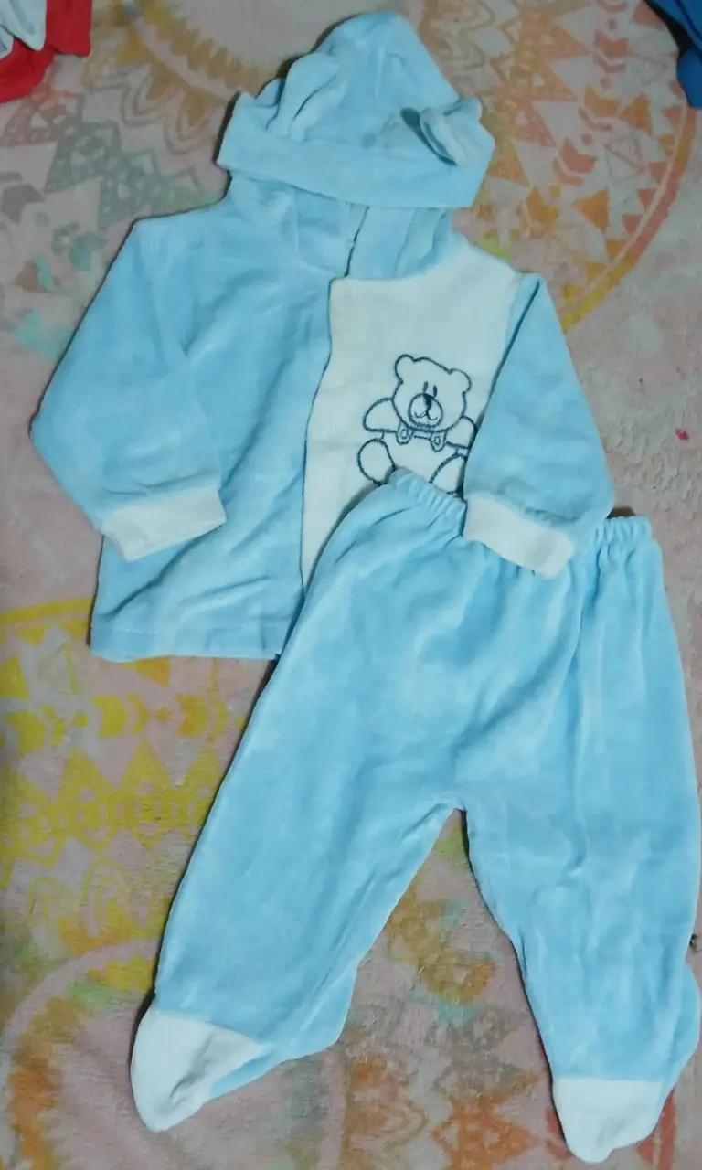 Conjunto de ropa para bebé azul con diseño de oso