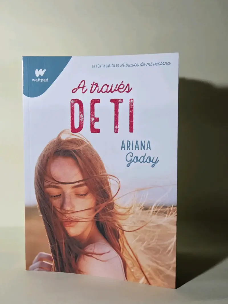Libro 'A través de ti' de Ariana Godoy
