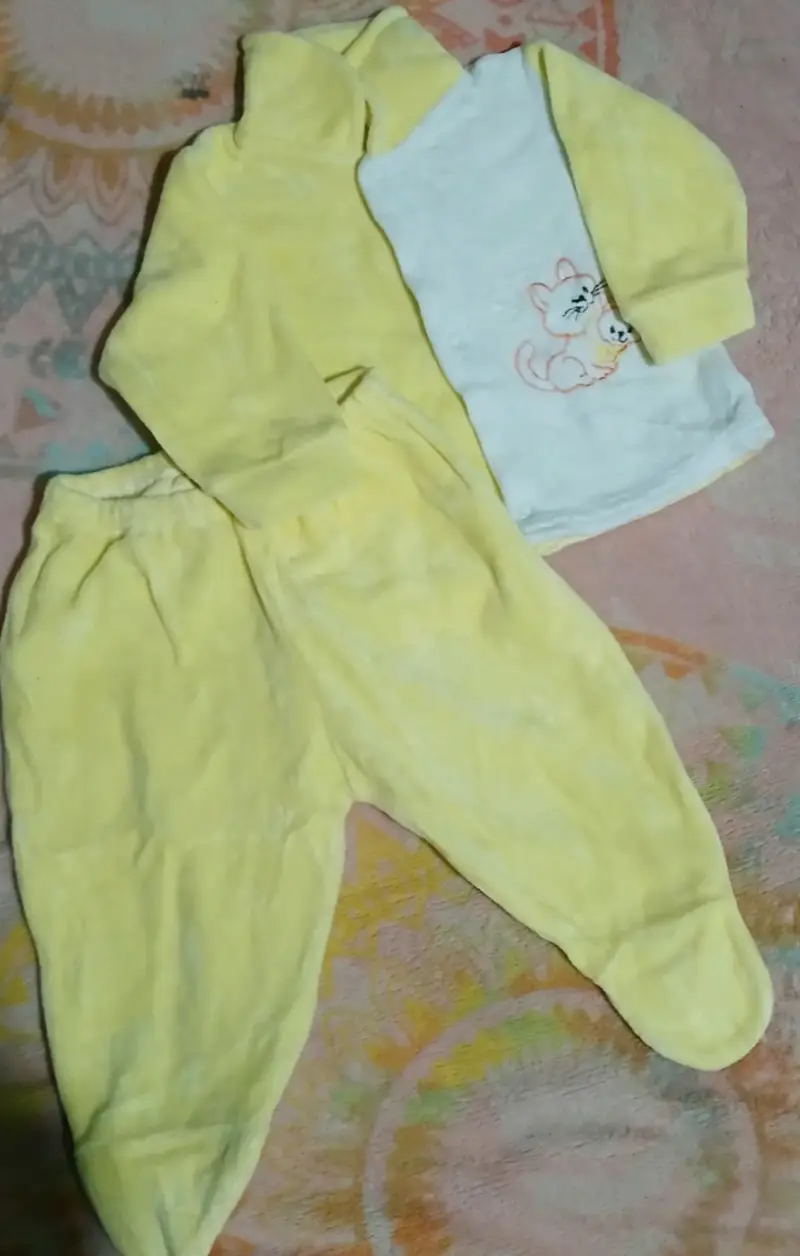 Conjunto de ropa para bebé amarillo y blanco