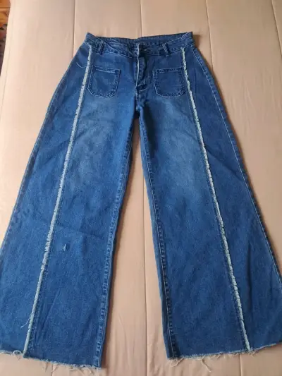 Jeans de pierna ancha con detalles deshilachados - miniatura 1