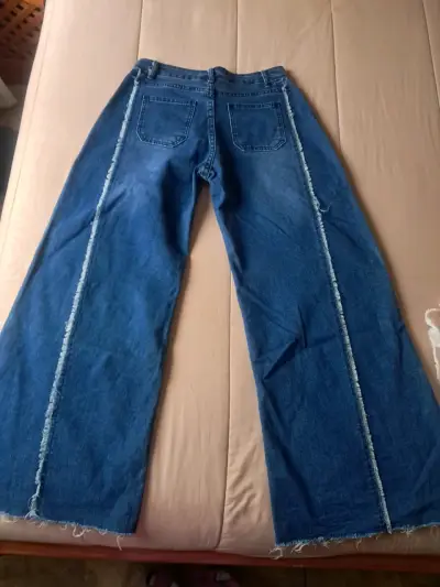 Jeans de pierna ancha con detalles deshilachados - miniatura 2