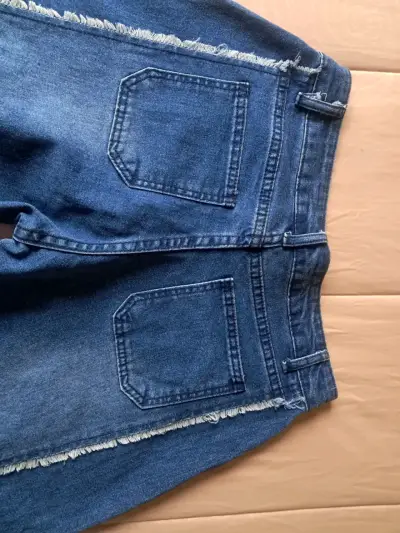 Jeans de pierna ancha con detalles deshilachados - miniatura 3