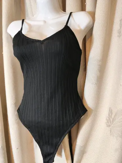 Conjunto de 4 tops negros para mujer - miniatura 1