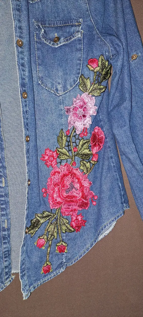 Camisa de mezclilla con bordado floral - 1