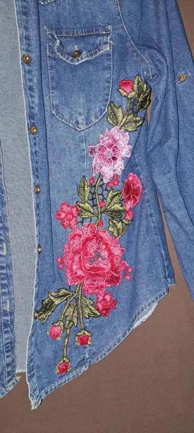 Camisa de mezclilla con bordado floral - miniatura 1