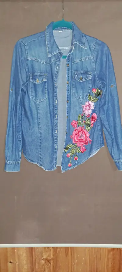 Camisa de mezclilla con bordado floral - miniatura 2
