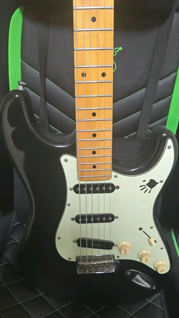 Guitarra eléctrica Tagima negra estilo Stratocaster - 2
