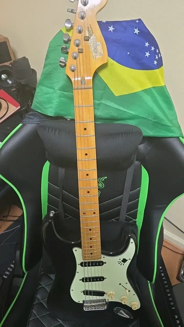 Guitarra eléctrica Tagima negra estilo Stratocaster - 3