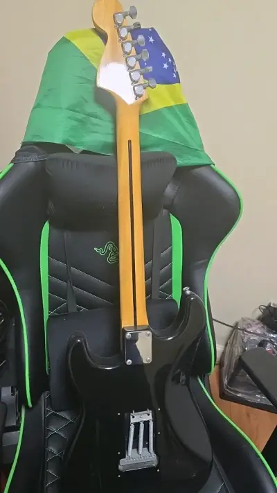 Guitarra eléctrica Tagima negra estilo Stratocaster - miniatura 4