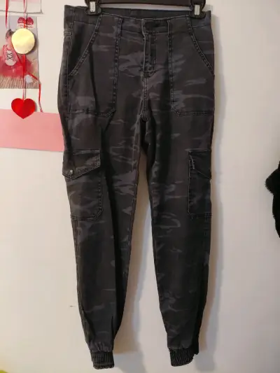 Pantalones cargo camuflados mujer - miniatura 1