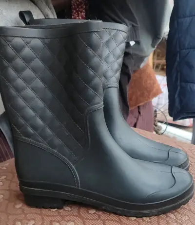 Botas de lluvia negras acolchadas para mujer - miniatura 1
