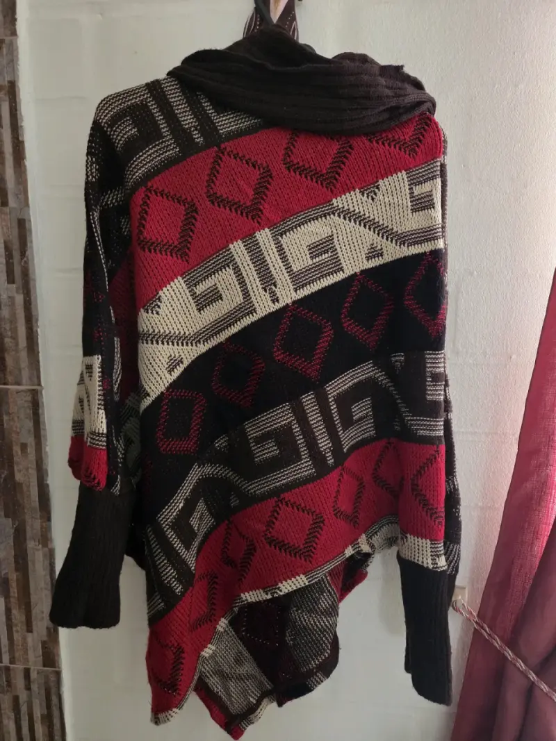 Poncho tejido multicolor con diseño geométrico - 1