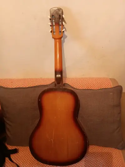 Guitarra clásica Juárez en buen estado - miniatura 2