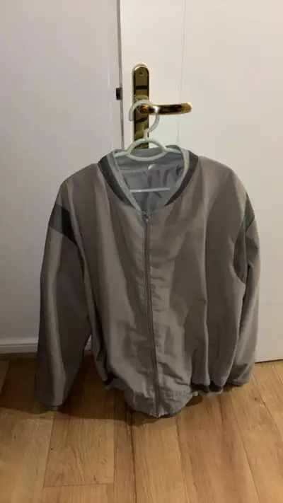Chaqueta gris unisex con cierre frontal - miniatura 1