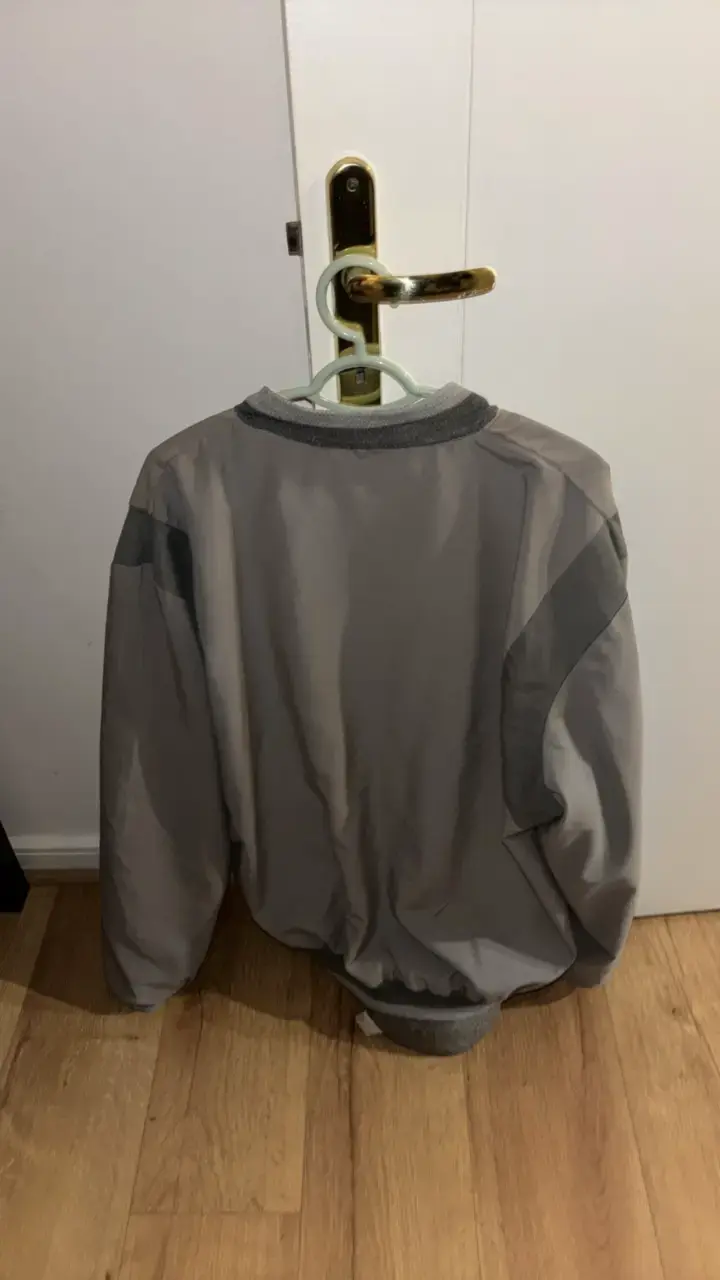 Chaqueta gris unisex con cierre frontal - 2