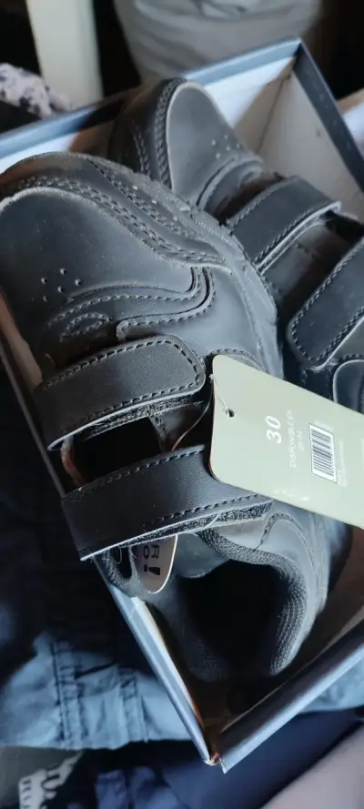 Zapatillas negras para niños con velcro - miniatura 1
