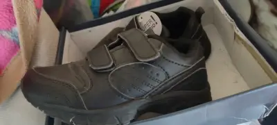 Zapatillas negras para niños con velcro - miniatura 2
