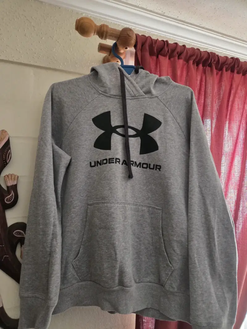 Polerón gris con capucha Under Armour