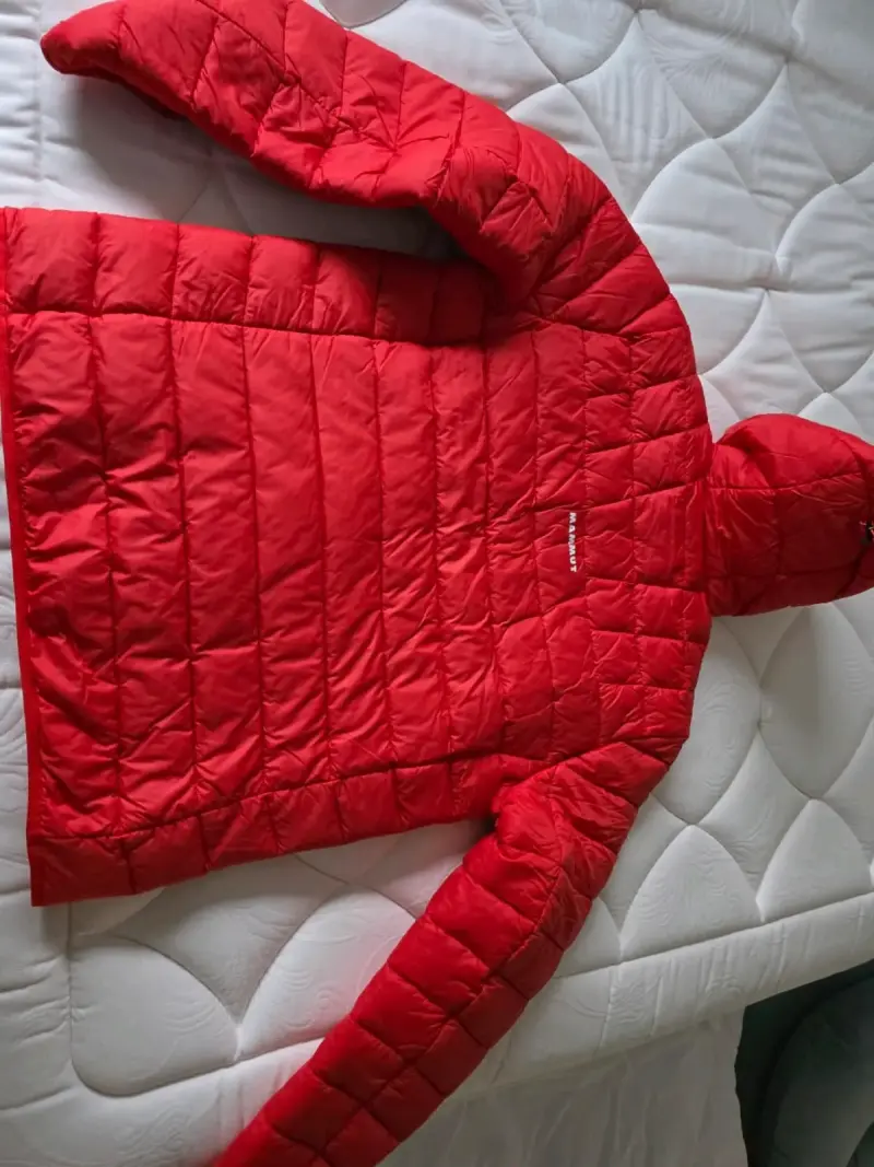 Chaqueta de plumas roja Mammut con capucha - 1