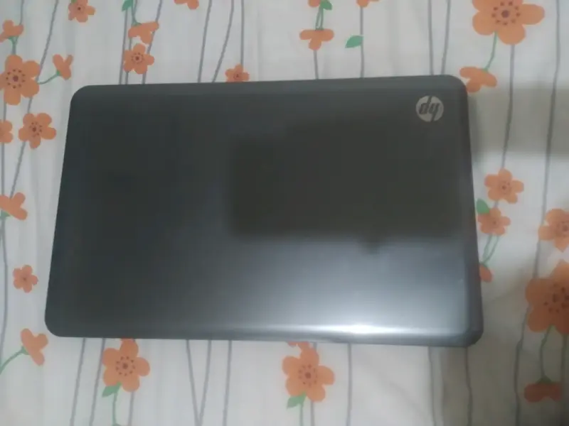 Laptop HP con cargador en buen estado - 1