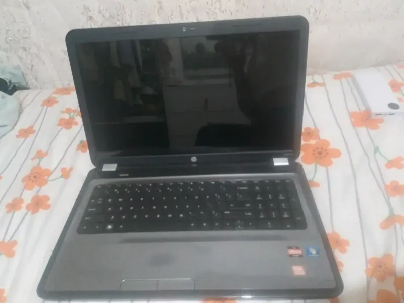 Laptop HP con cargador en buen estado - 2