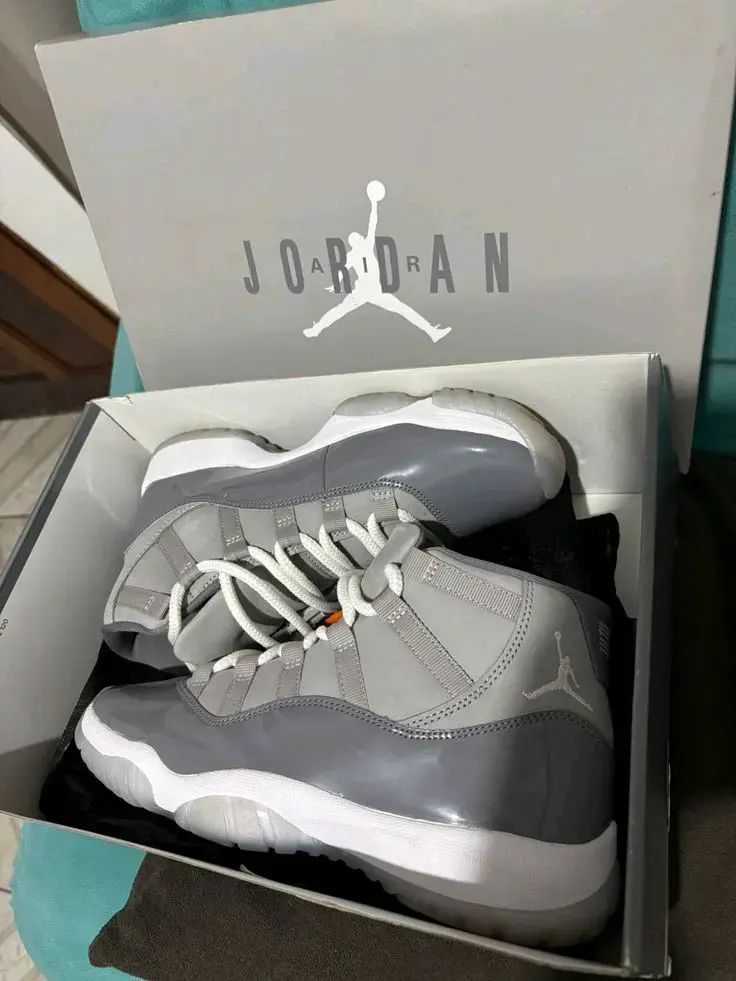 Zapatillas deportivas grises Air Jordan en caja