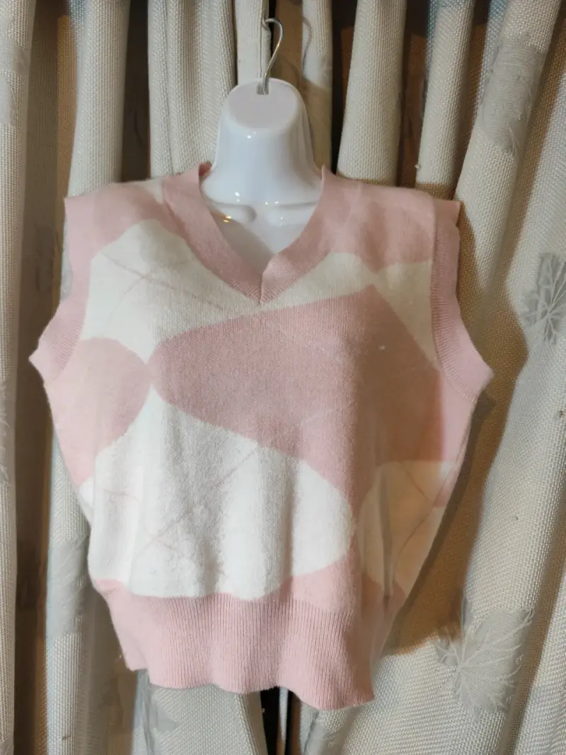 Lote de chalecos y suéteres de mujer en varios colores - 1