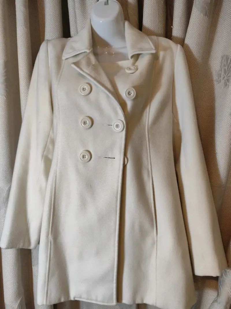 Abrigo blanco elegante para mujer