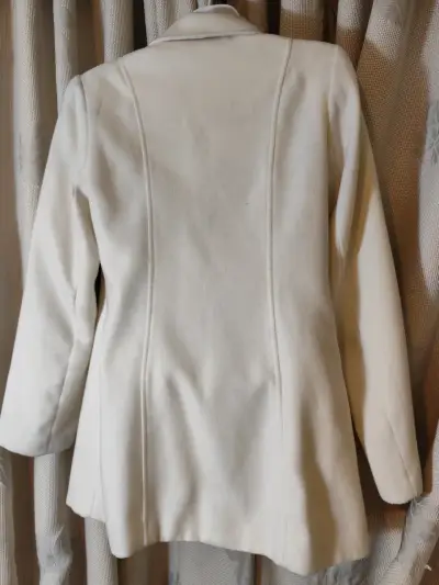 Abrigo blanco elegante para mujer - miniatura 2