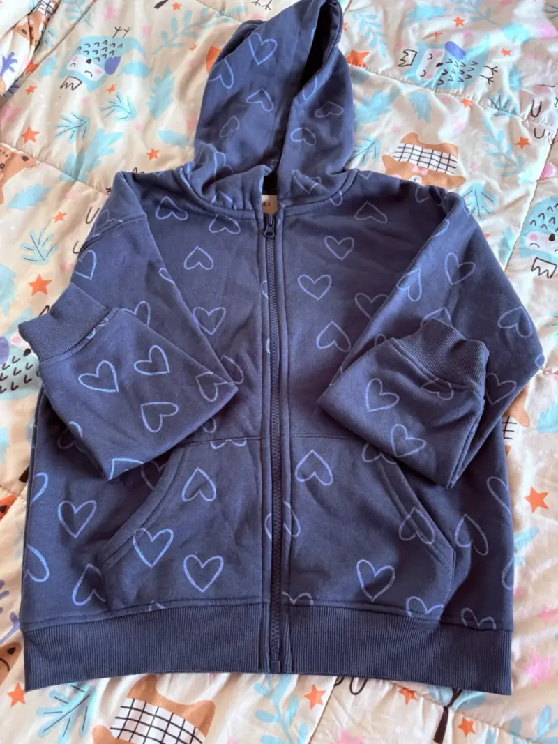 Conjunto de buzo infantil azul con corazones - 1