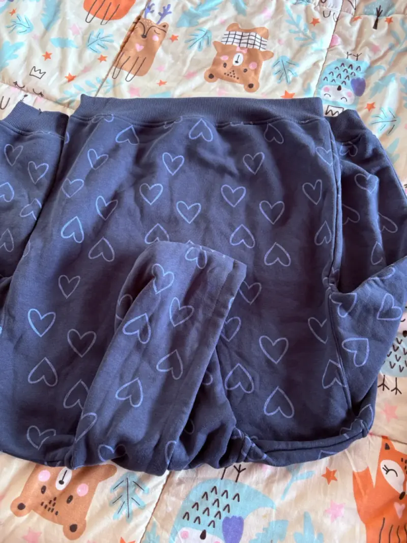 Conjunto de buzo infantil azul con corazones - 2