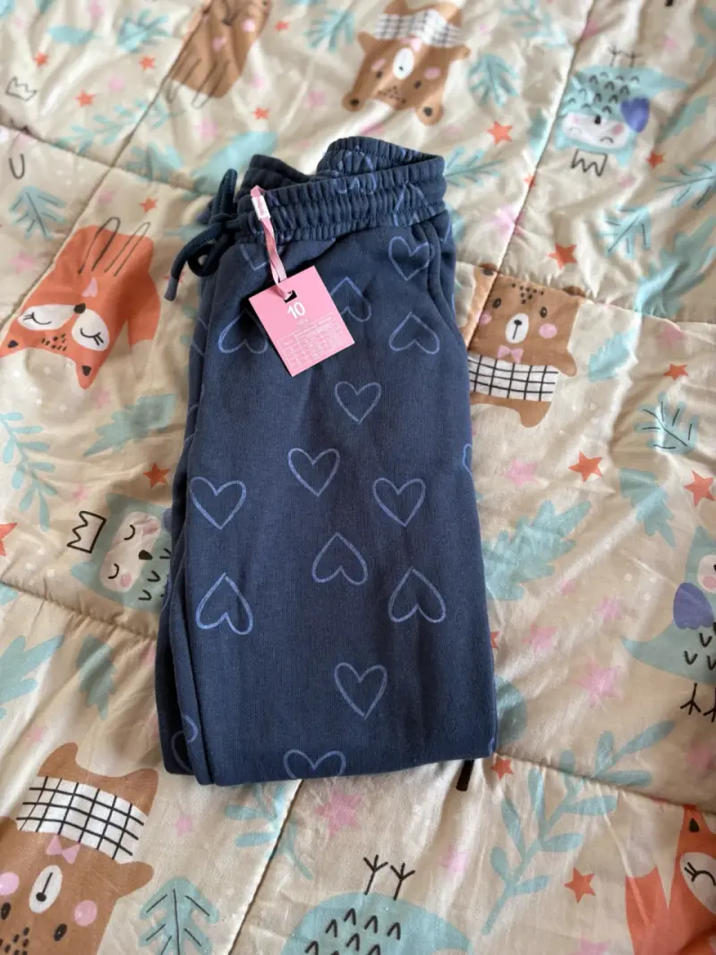 Conjunto de buzo infantil azul con corazones - 3