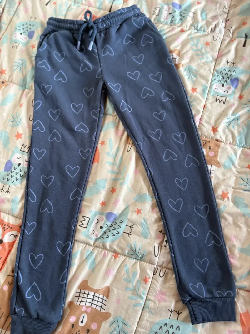Conjunto de buzo infantil azul con corazones - 4