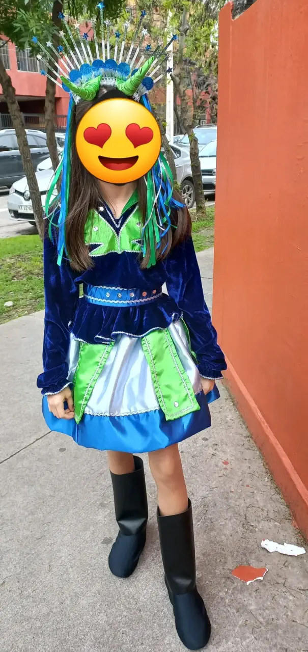 Disfraz de caporal para niña con detalles coloridos