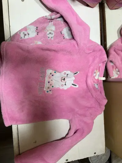 Pijama de polar rosado con diseño de llama para niña - miniatura 1