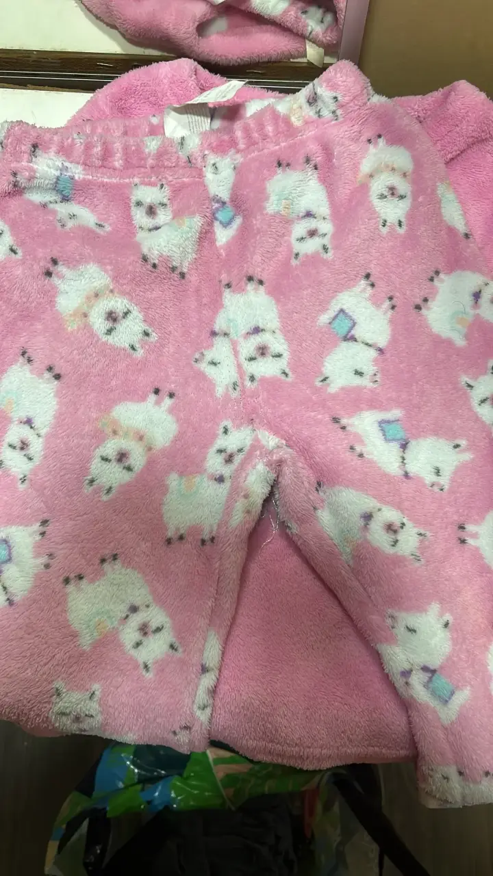 Pijama de polar rosado con diseño de llama para niña - 2